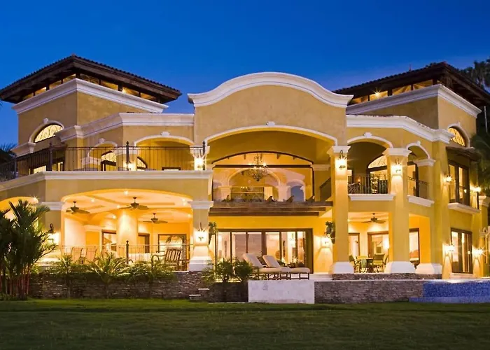 Сasa de vacaciones Elegant Mediterranean-style Mansion With Beachfront Views And Private Infinity Pool