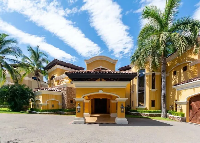 Сasa de vacaciones Elegant Mediterranean-style Mansion With Beachfront Views And Private Infinity Pool *