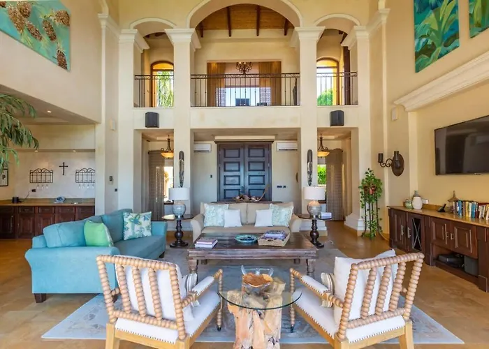 Elegant Mediterranean-style Mansion With Beachfront Views And Private Infinity Pool Сasa de vacaciones Playa Flamingo