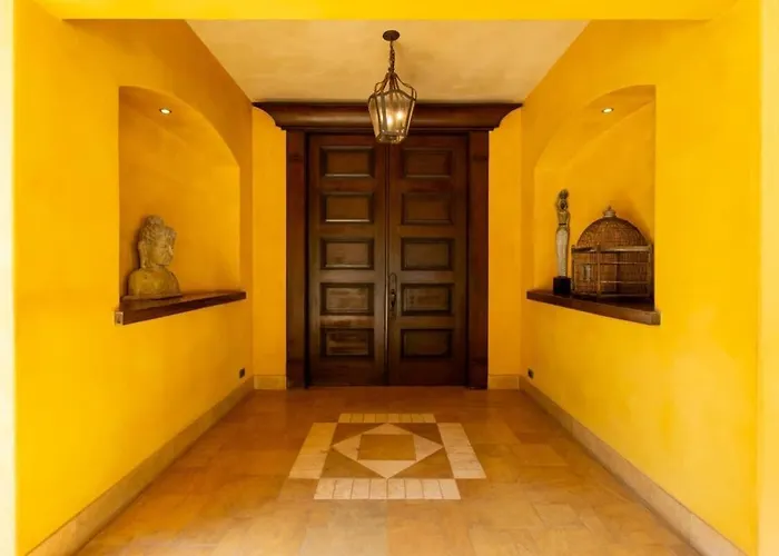 Сasa de vacaciones Elegant Mediterranean-style Mansion With Beachfront Views And Private Infinity Pool
