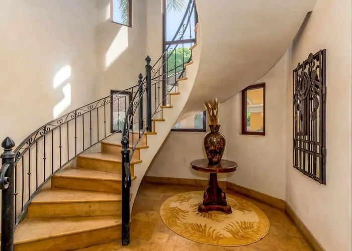 Elegant Mediterranean-style Mansion With Beachfront Views And Private Infinity Pool Сasa de vacaciones Playa Flamingo