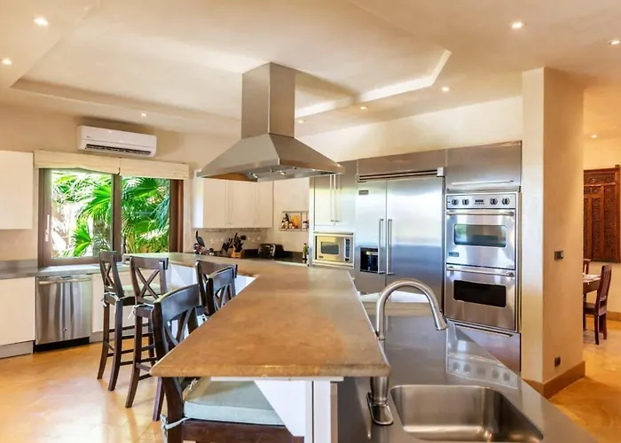 Elegant Mediterranean-style Mansion With Beachfront Views And Private Infinity Pool Сasa de vacaciones *