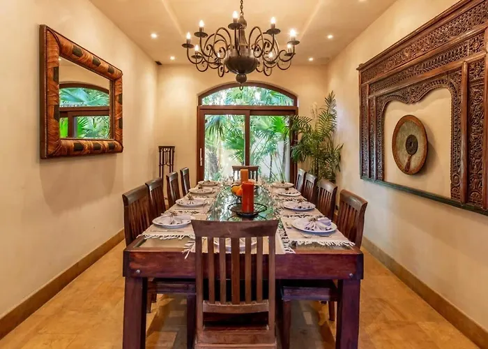 Сasa de vacaciones Elegant Mediterranean-style Mansion With Beachfront Views And Private Infinity Pool