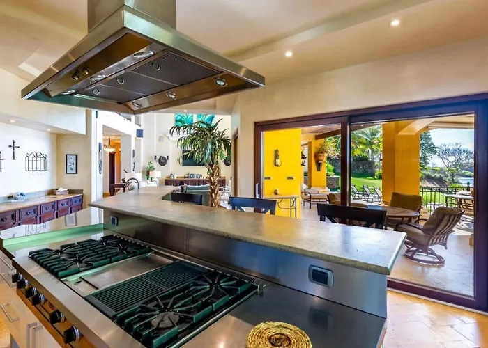 Сasa de vacaciones Elegant Mediterranean-style Mansion With Beachfront Views And Private Infinity Pool Playa Flamingo