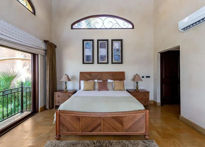 Elegant Mediterranean-style Mansion With Beachfront Views And Private Infinity Pool Сasa de vacaciones Playa Flamingo