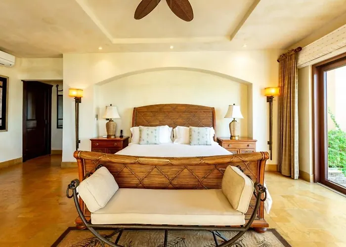 Сasa de vacaciones Elegant Mediterranean-style Mansion With Beachfront Views And Private Infinity Pool *