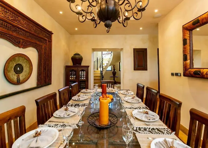 Elegant Mediterranean-style Mansion With Beachfront Views And Private Infinity Pool Сasa de vacaciones Playa Flamingo
