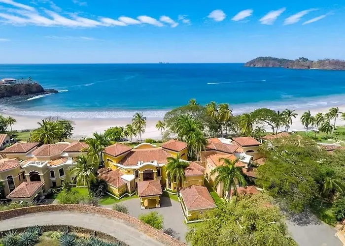 Elegant Mediterranean-style Mansion With Beachfront Views And Private Infinity Pool Сasa de vacaciones