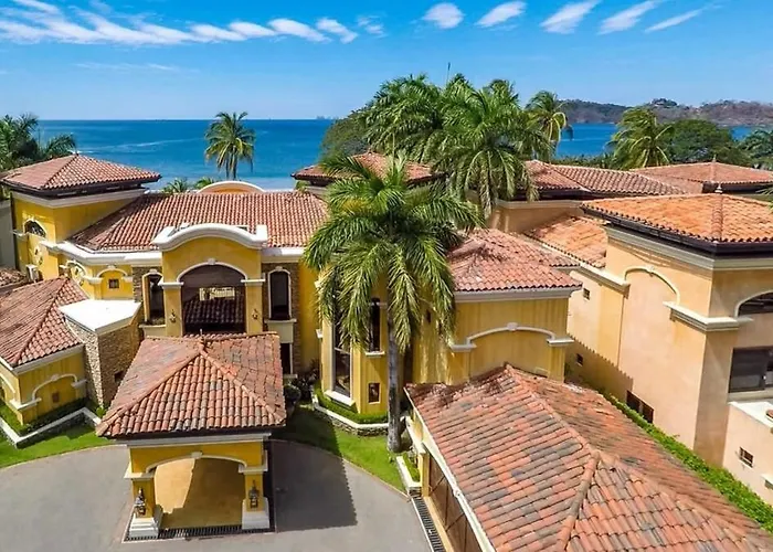 Сasa de vacaciones Elegant Mediterranean-style Mansion With Beachfront Views And Private Infinity Pool *