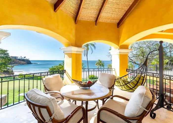 Elegant Mediterranean-style Mansion With Beachfront Views And Private Infinity Pool Сasa de vacaciones