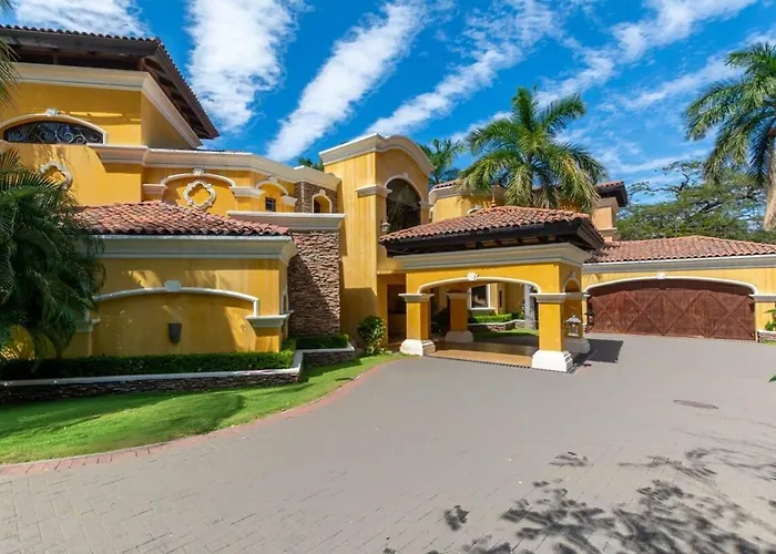 Elegant Mediterranean-style Mansion With Beachfront Views And Private Infinity Pool Сasa de vacaciones