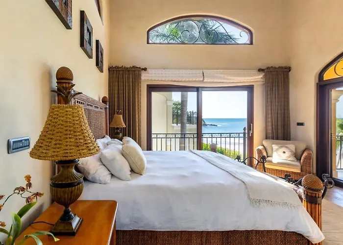 Сasa de vacaciones Elegant Mediterranean-style Mansion With Beachfront Views And Private Infinity Pool