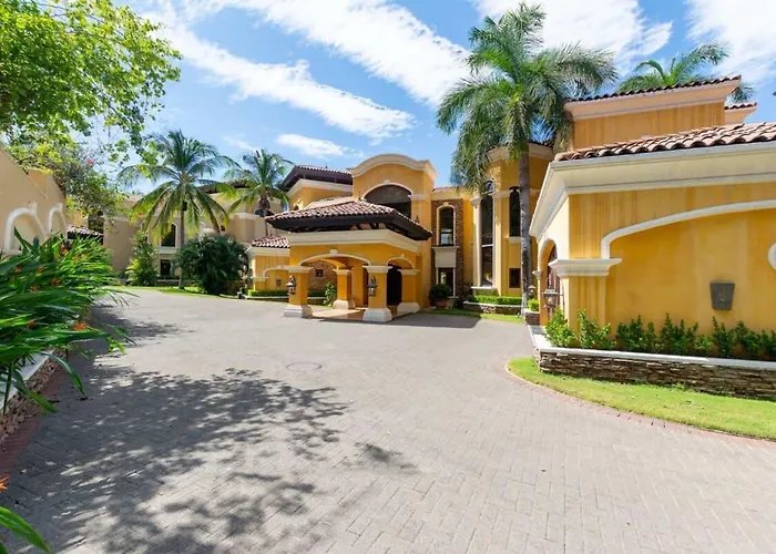 Сasa de vacaciones Elegant Mediterranean-style Mansion With Beachfront Views And Private Infinity Pool *